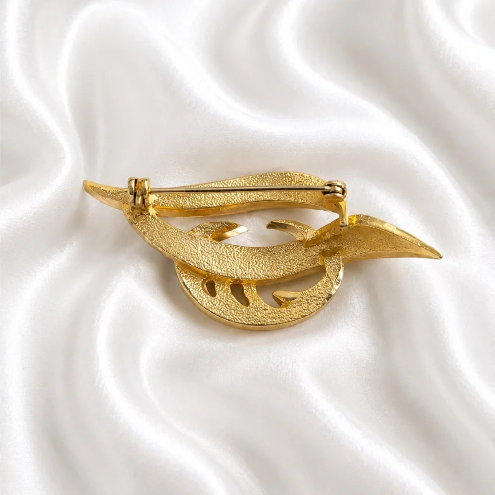 Gold Tone Rhinestone VTG Abstract Swirl Brooch